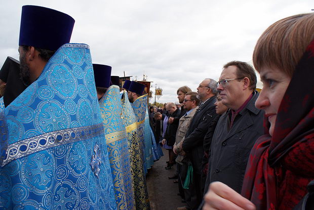 Верующие на церемонии закладки нового собора