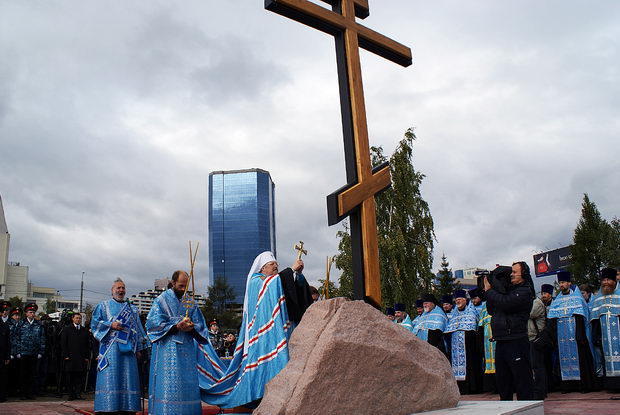 Крест в основание храма уже заложили, место уже освятили