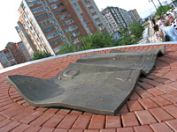 Красноярская скульптура символизирует оброненную на брусчатку десятирублевую купюру 