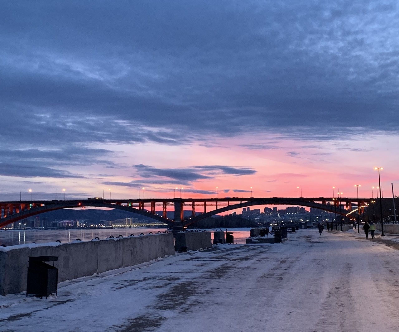 Коммунальный мост на закате зимой