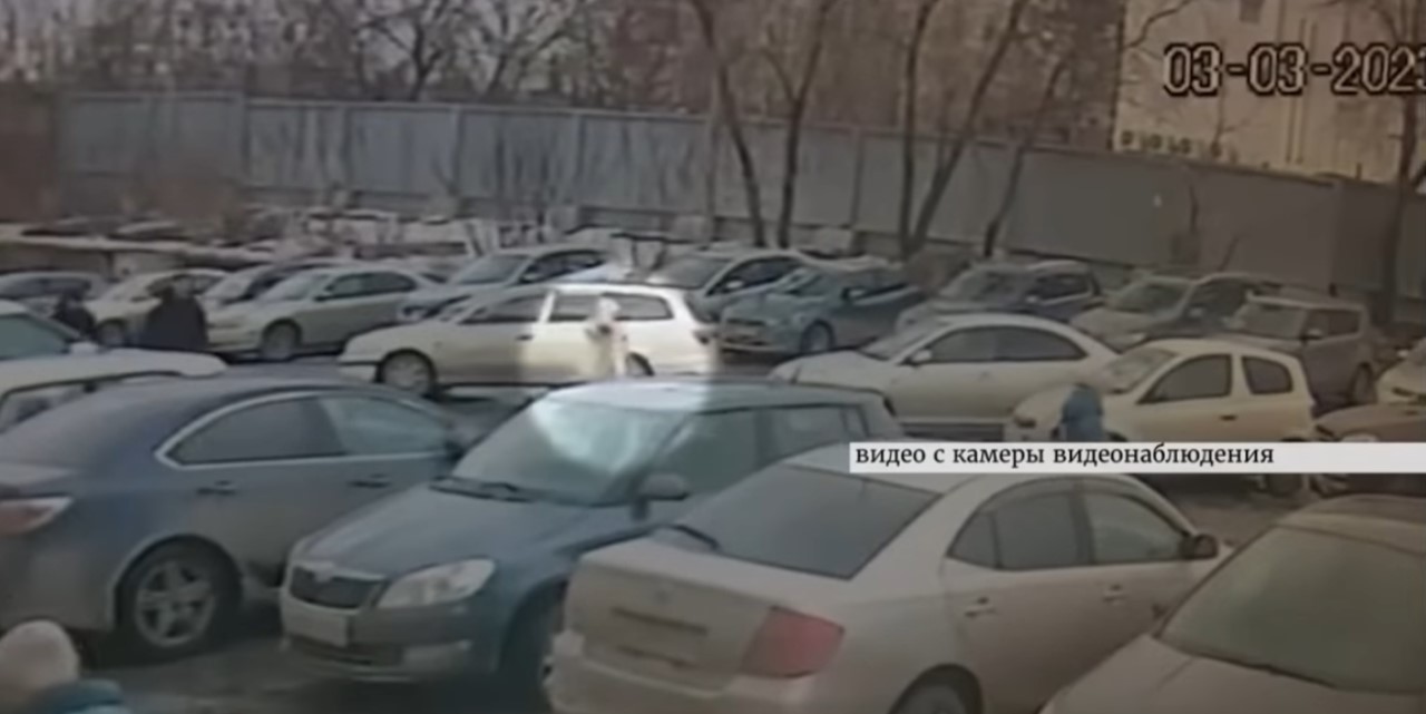 Нина Кузьмина идет к своей машине