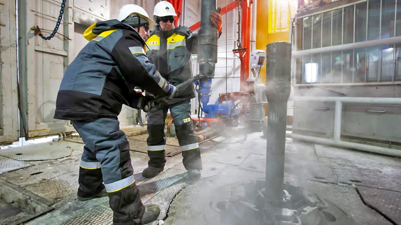 Рабочие Роснефти бурят на скважине 