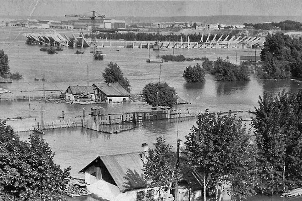 Строительство стадиона и наводнение на о. Отдыха в 1966 году