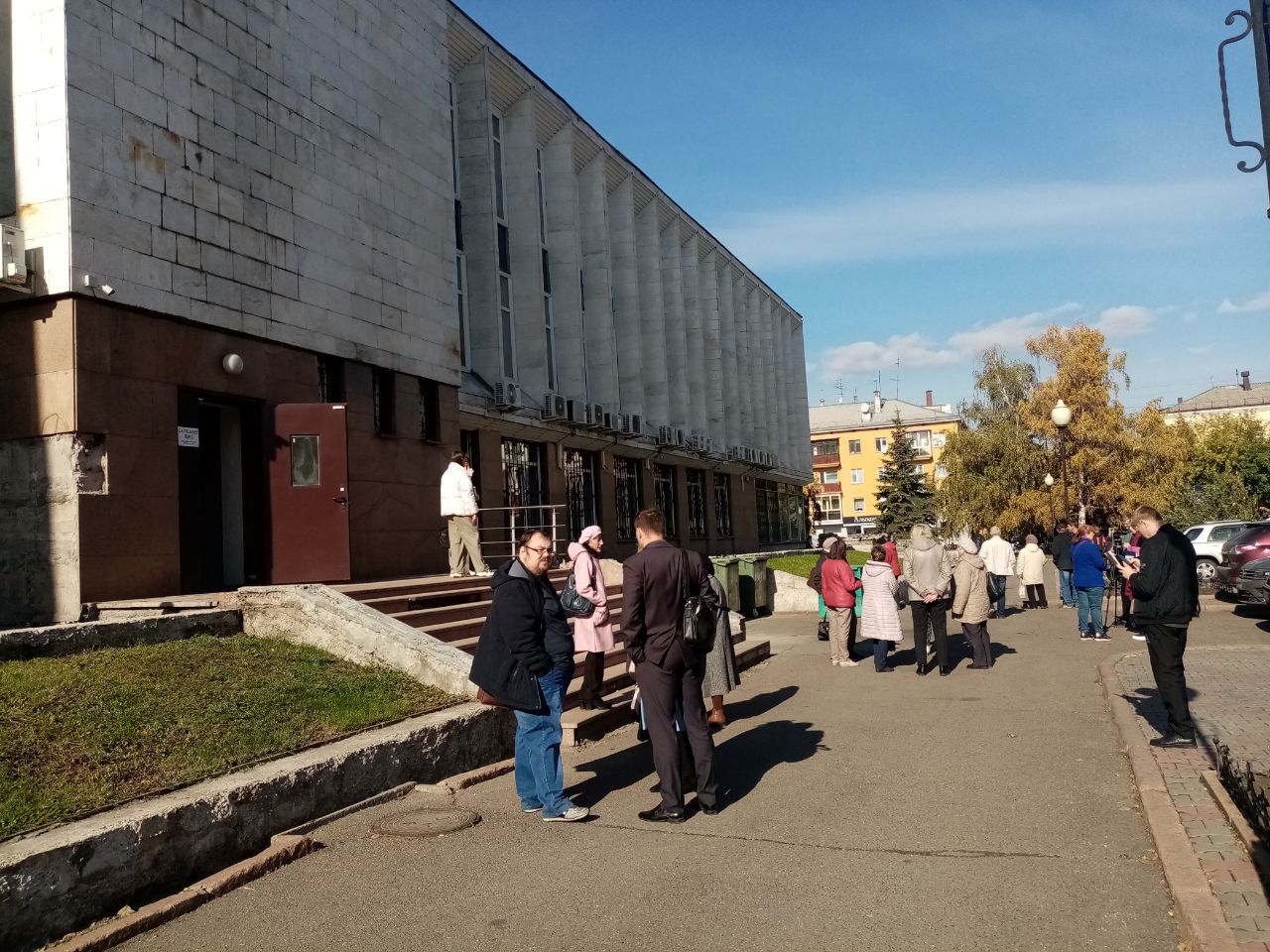 Жители Николаевки у здания краевого суда во время перерыва
