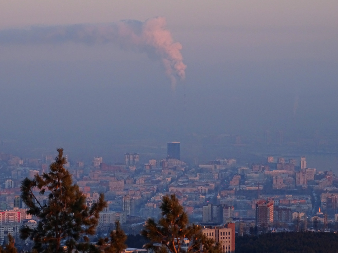 Дым из трубы над центром Красноярска - черное небо НМУ