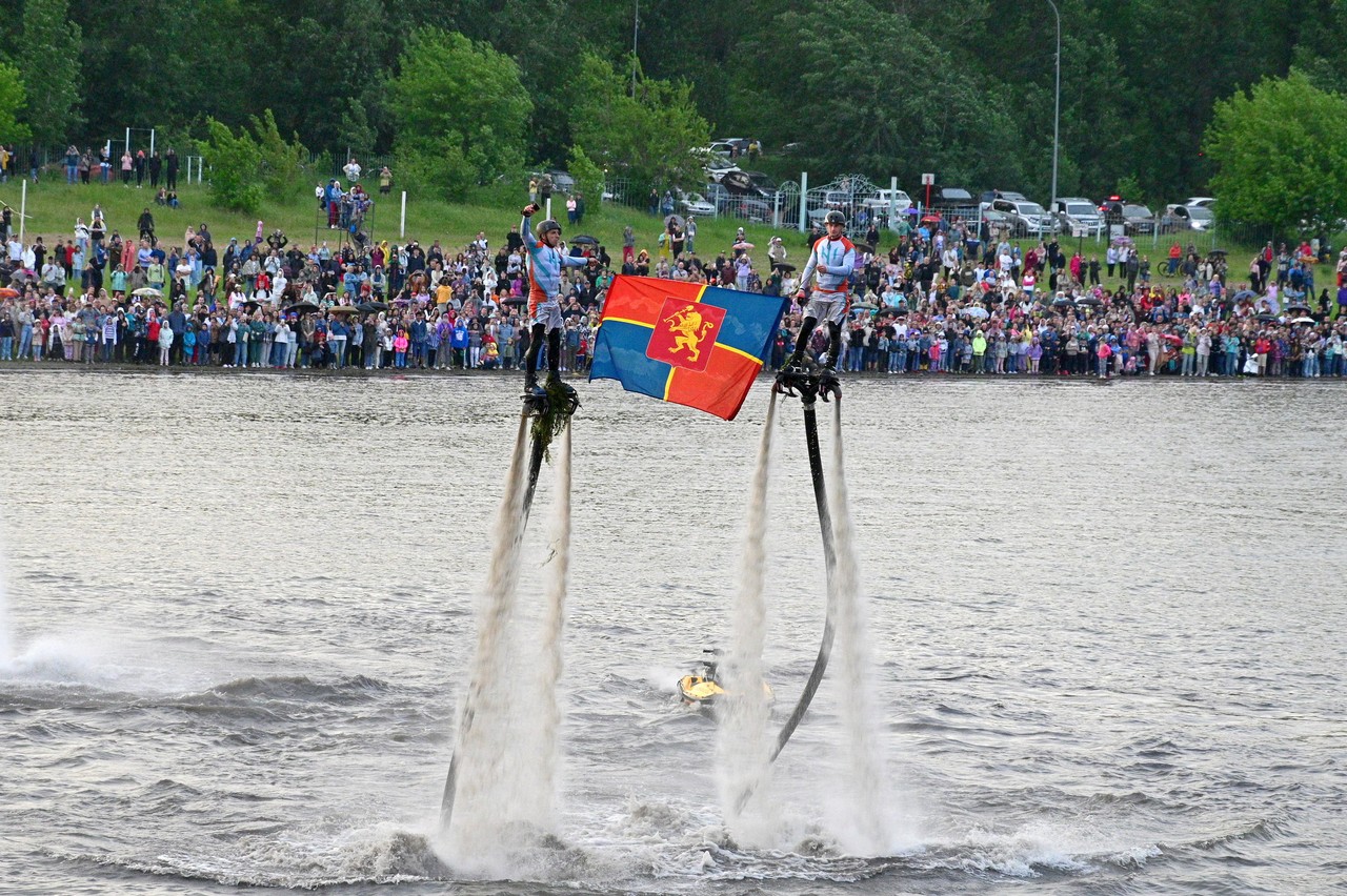 Флаг Красноярска во время гидроцирка