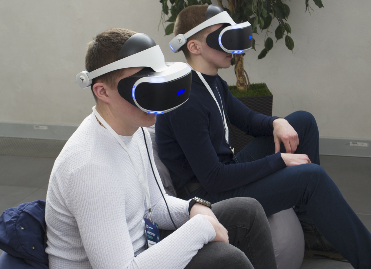 парни в очках виртуальной реальности VR