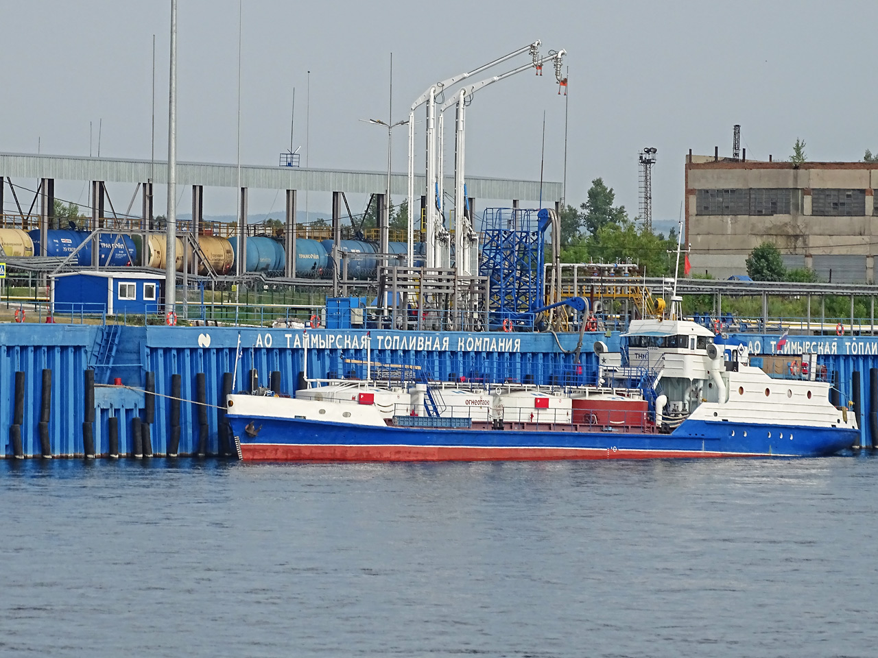 Нефтеналивная баржа загружается на терминале Таймырской топливной компании на Енисее под Красноярском