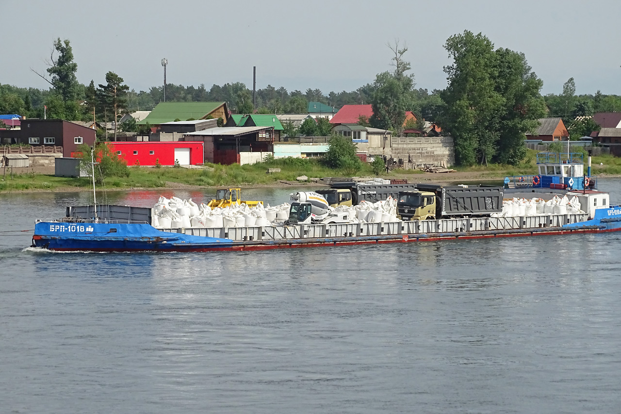 Баржа на Енисее с грузом автомобилей грузовых
