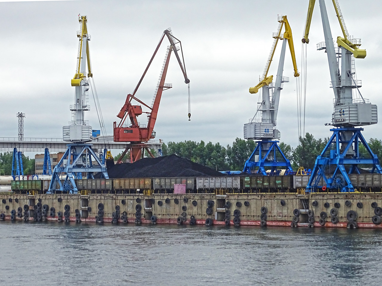 Енисей - перегрузка угля в порту