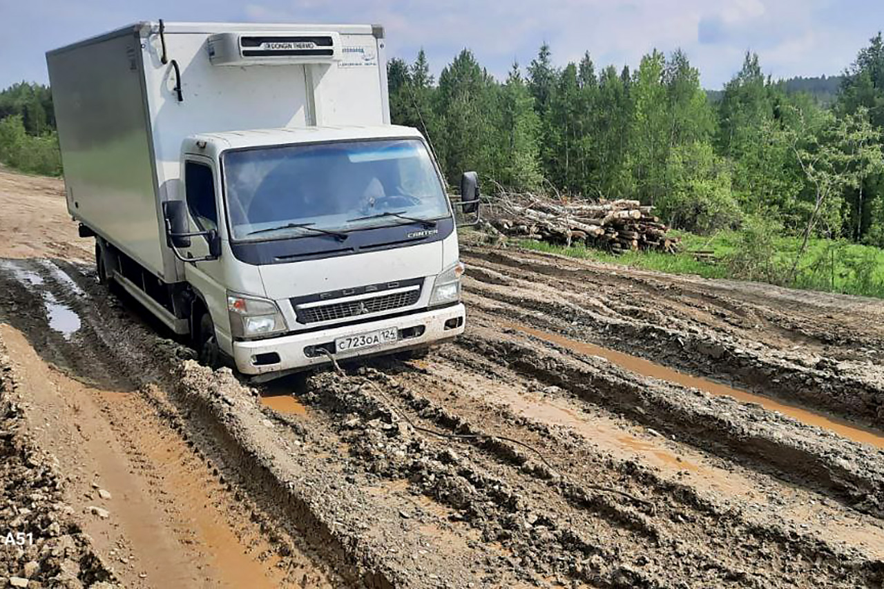 Машина в грязи на трассе Мотыгинского района