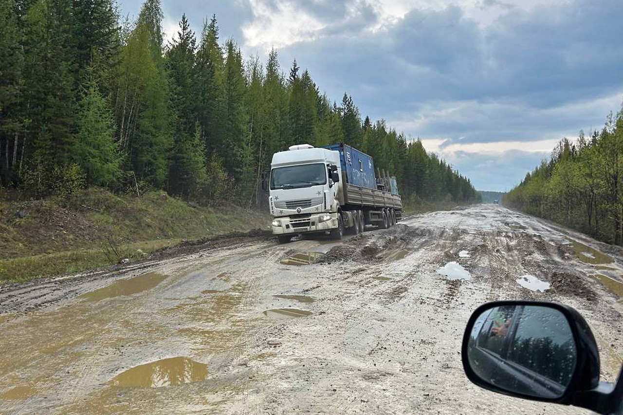 Грузовики идут по трассе на Южно-Енисейск