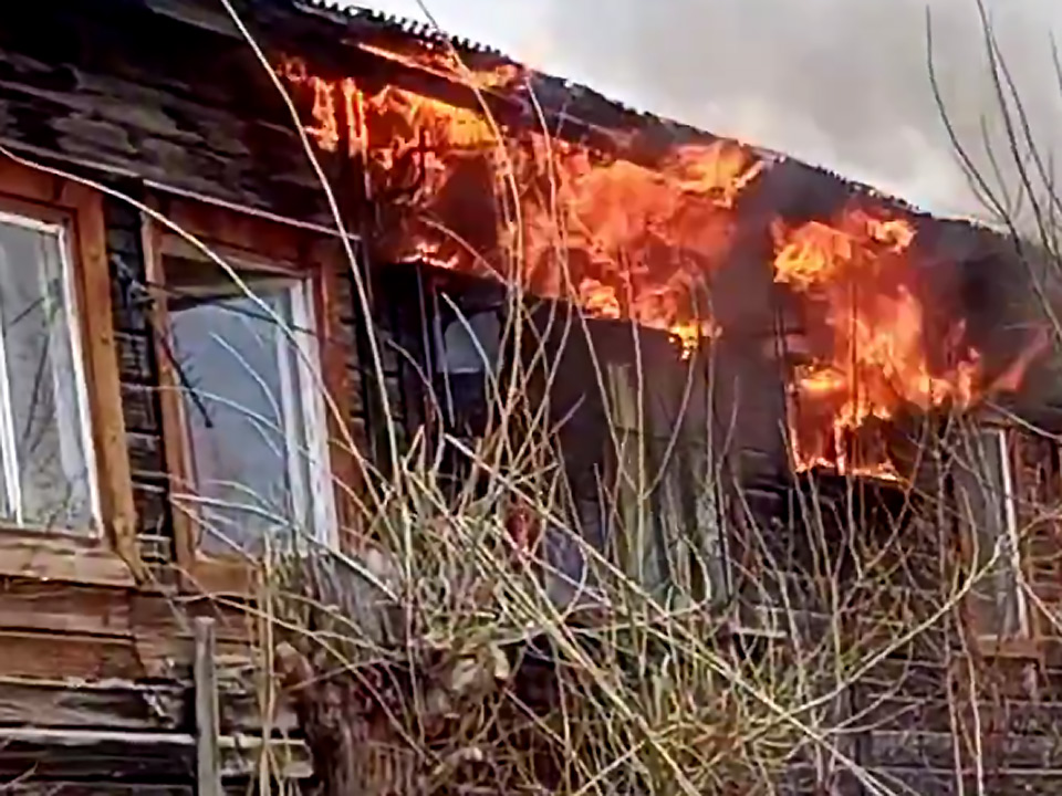 Пожар в двухэтажном бараке на Семафорной