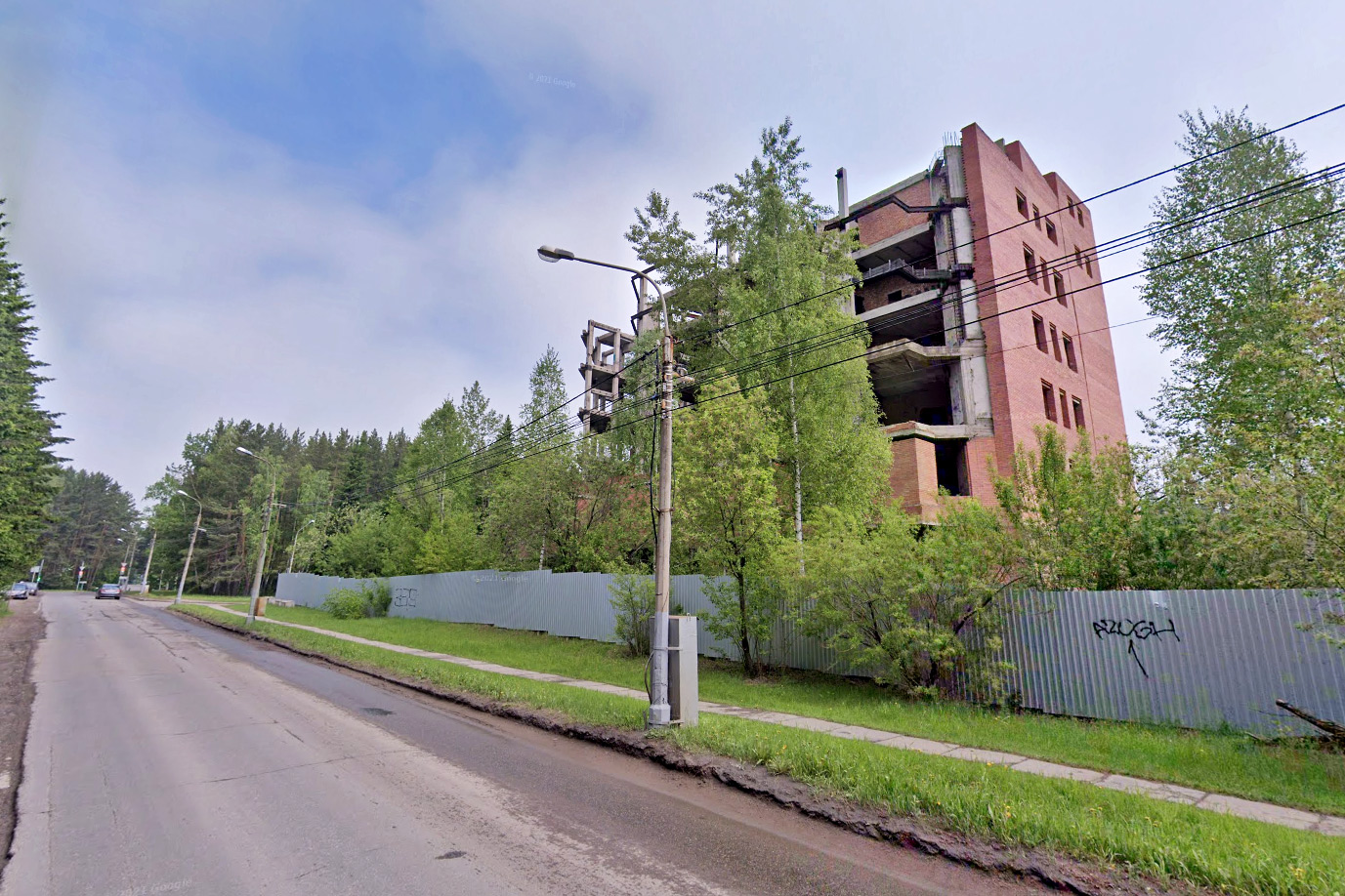 Недострой в Академгородке стоит за забором с 90-х годов