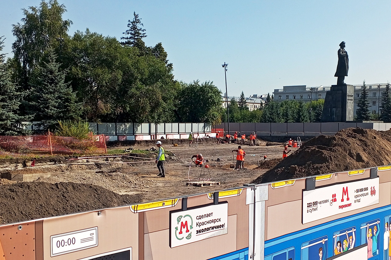 Археологи работают лопатами на площади Революции на месте станции метров Красноярске