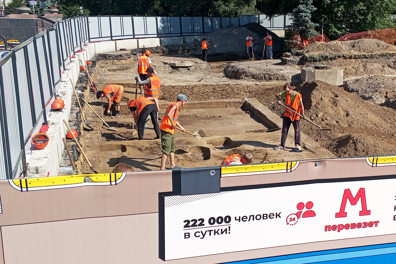 Археологи копают на площади Революции в Красноярске