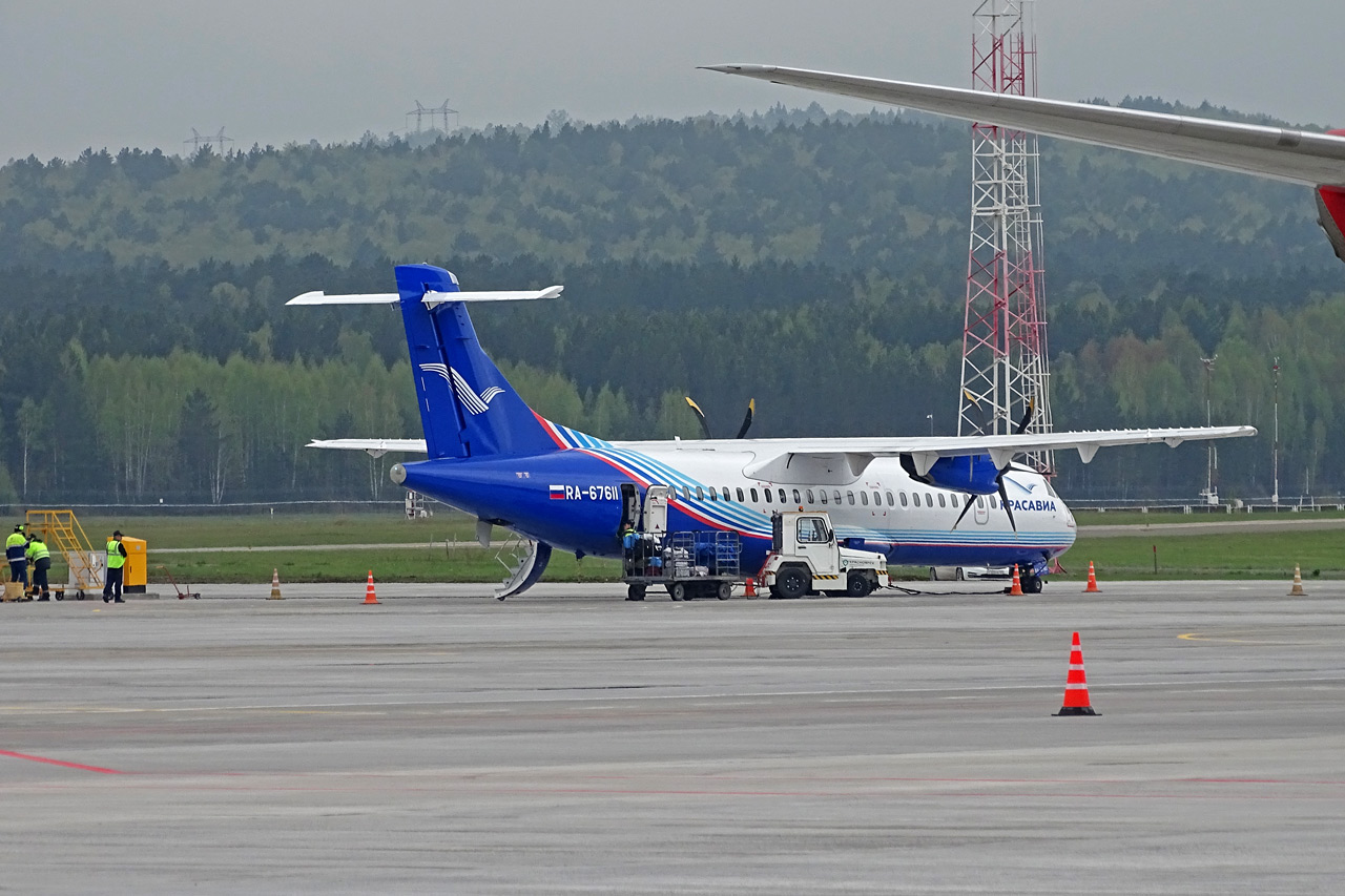 Самолет Красавиа в аэропорту Емельяново Красноярск