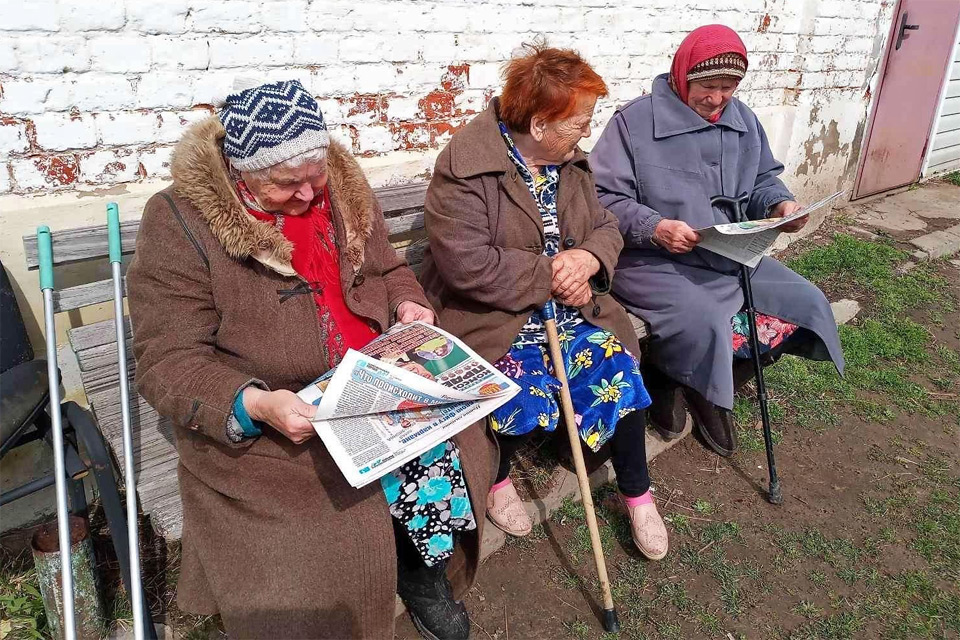 Бабушки читают газеты