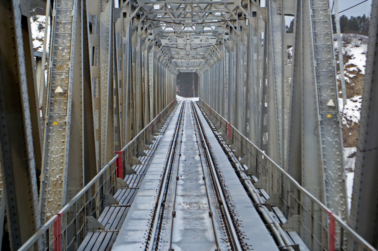 Железнодорожная ветка на Дивногорск - мост через р. Мана - вид из кабины машинста