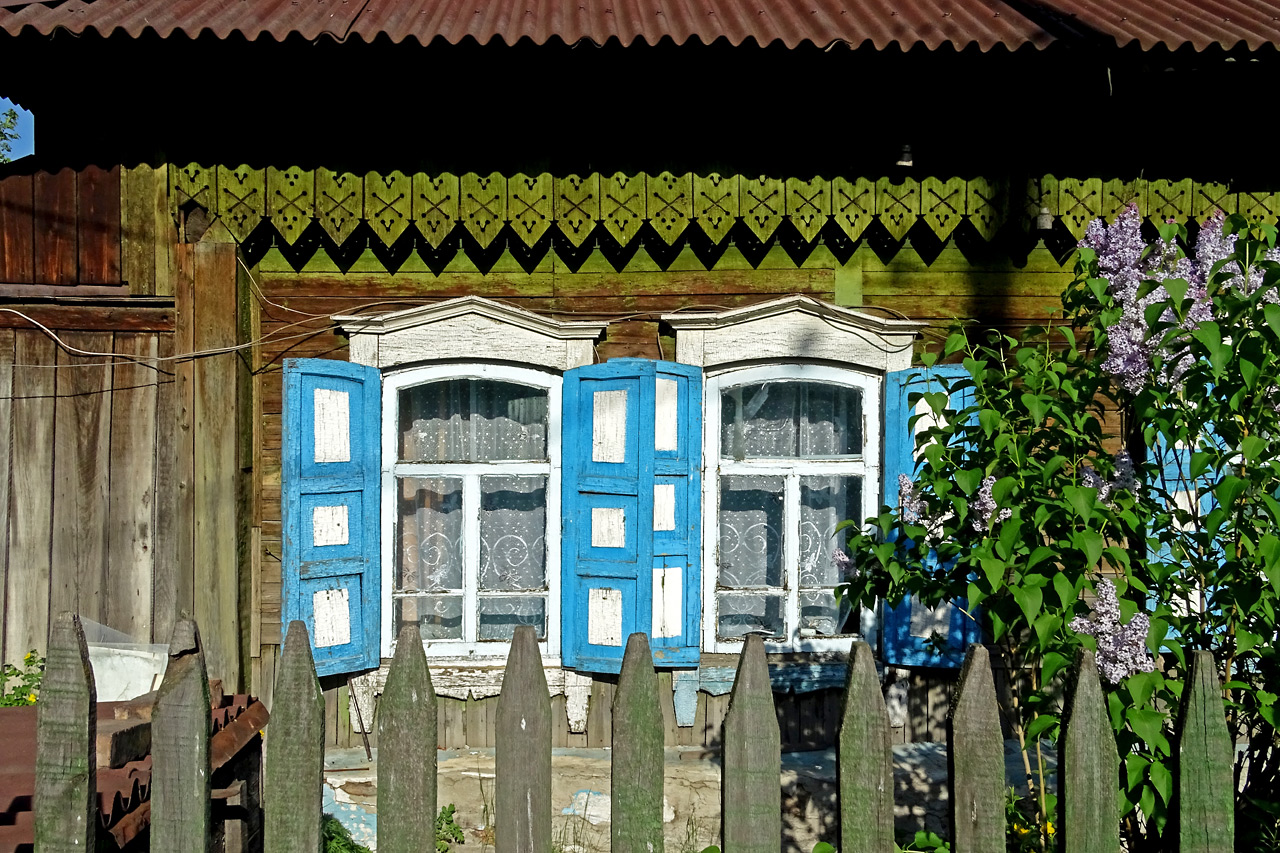 Окна дома в красноярской Николаевке