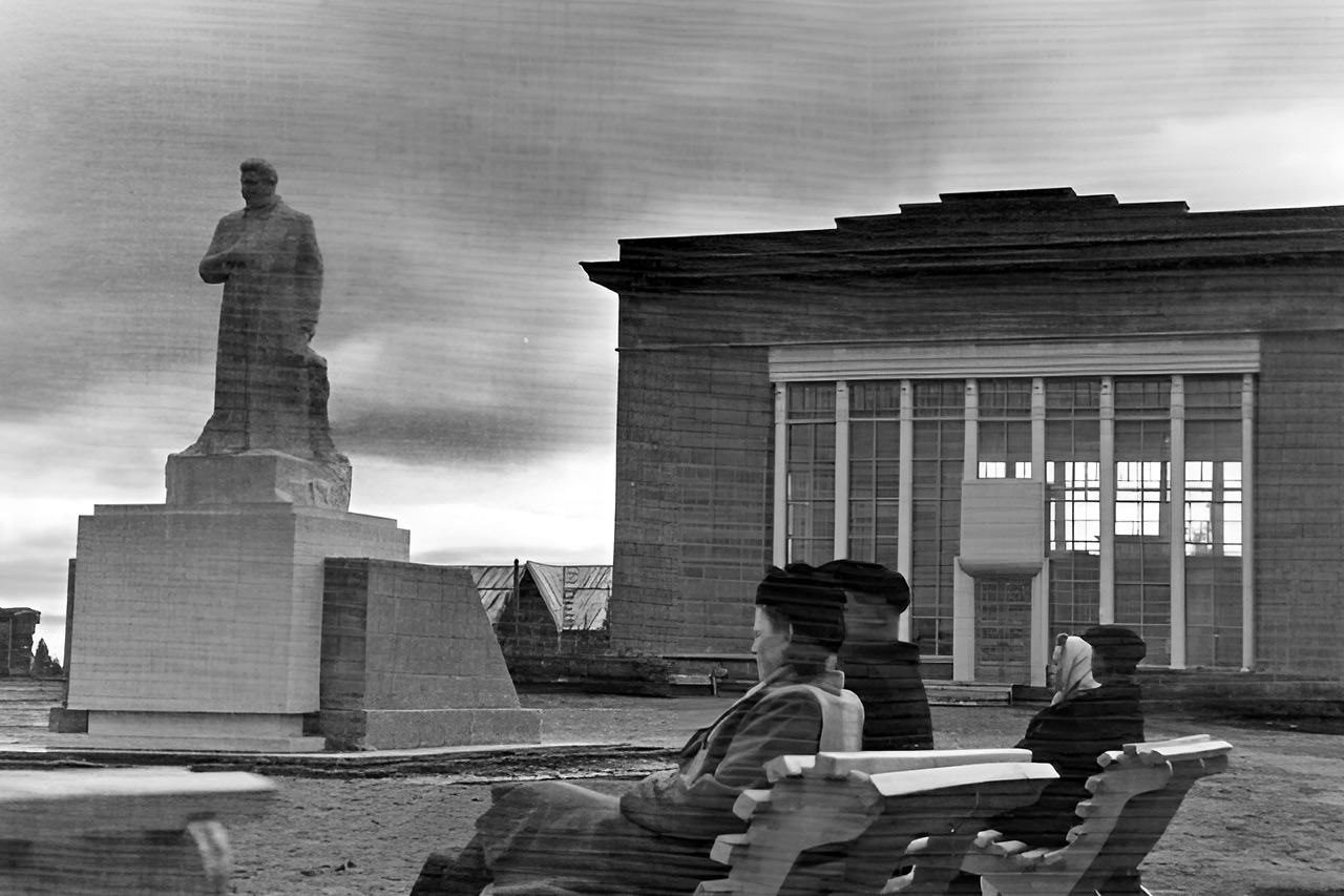 Вот так выглядел прежний памятник Сталину в Курейке, 1953 год
