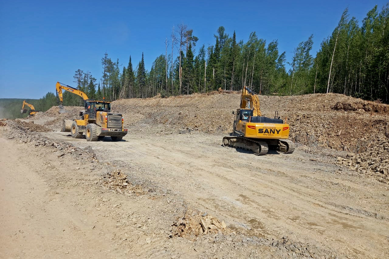 Экскаваторы делают выемку