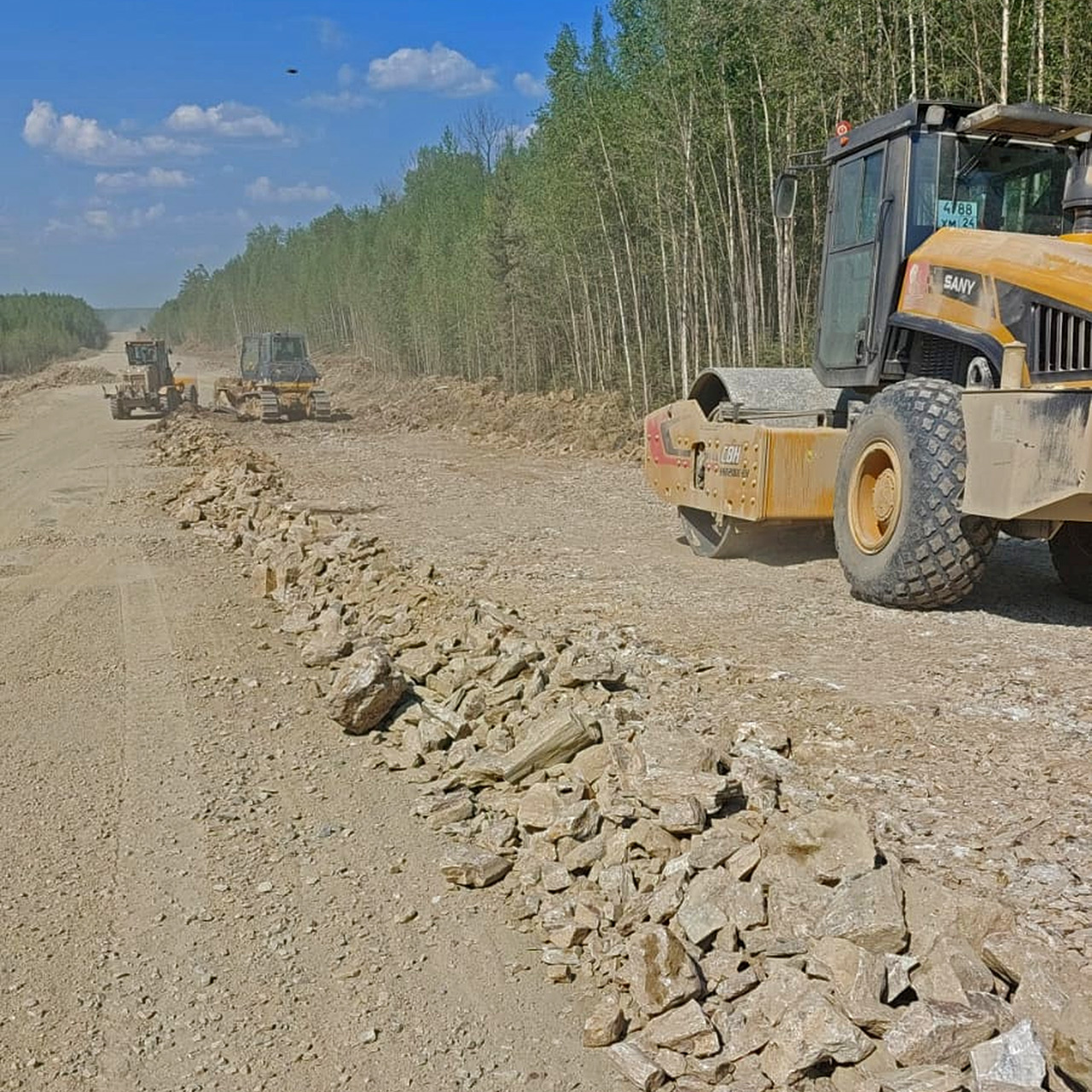 Утрамбовывают новое дорожное полотно