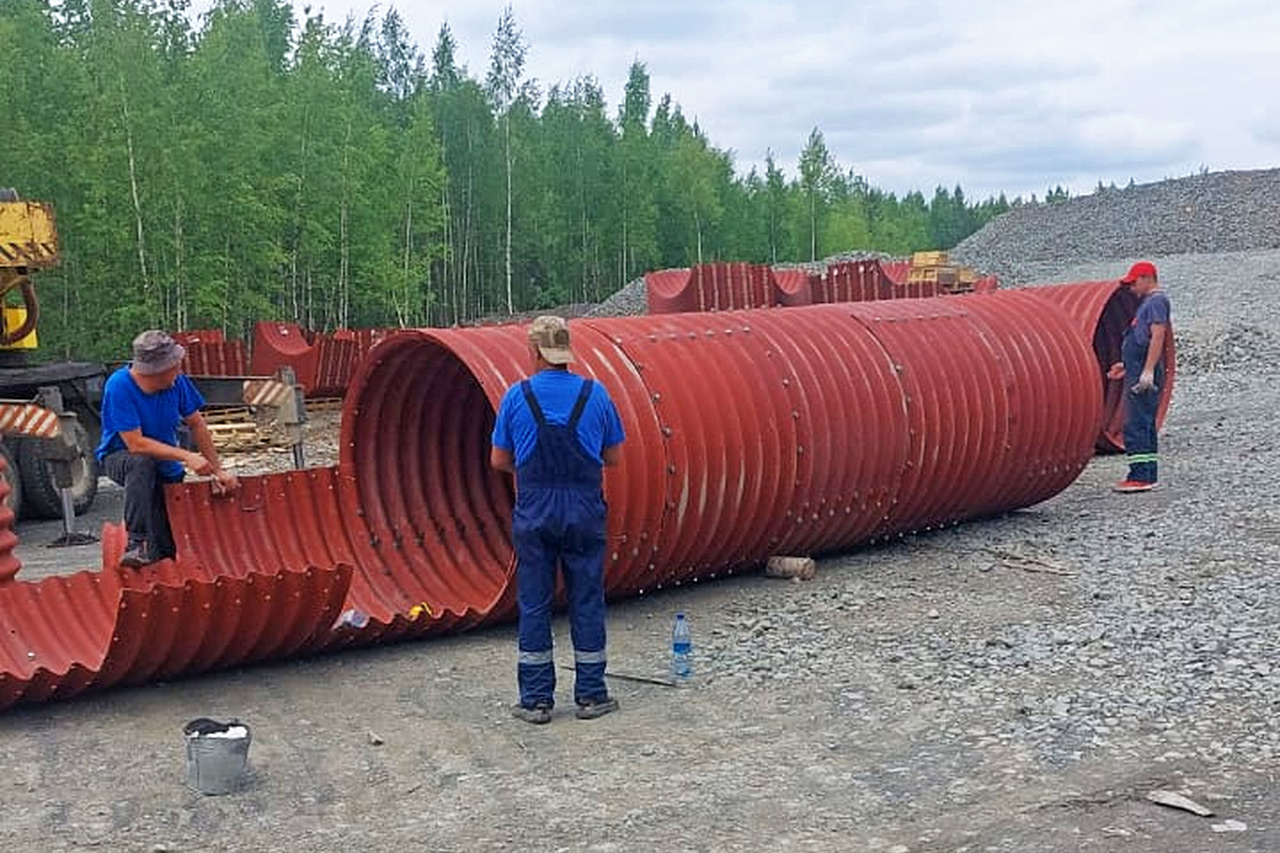 Водопропускные трубы готовят к укладке