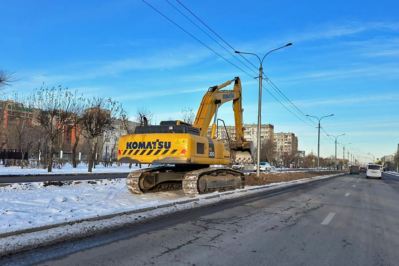 Копают рельсы на Красрабе в Красноярске